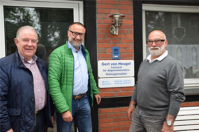 Helios-Chefarzt übernimmt Hausarzt-Praxis in Schwei Maciej Tomtala (Mitte), zurzeit noch Chefarzt der Inneren Medizin bei der Helios Klinik Wesermarsch, wird am 1. Januar 2020 die Schweier Hausarzt-Praxis von Gert von Heugel übernehmen. Darüber freut sich auch Stadlands Bürgermeister Klaus Rübesamen (links)