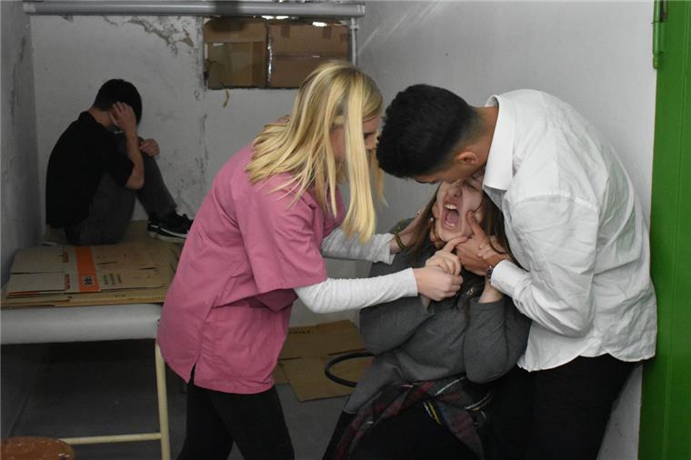 Nordenham: Gymnasiasten zeigen ihre Theater-Stücke Madeleine Müller (links) und Engin Yildiz zwingen die von Songül Yilmaz gespielte Psychopatin dazu, Medikamente einzunehmen.
