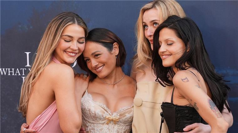 Madelyn Cline (l-r), Chase Sui Wonders, Sarah Pidgeon und Gabbriette Bechtel sind im Remake von „Ich weiß, was du letzten Sommer getan hast“ dabei. 