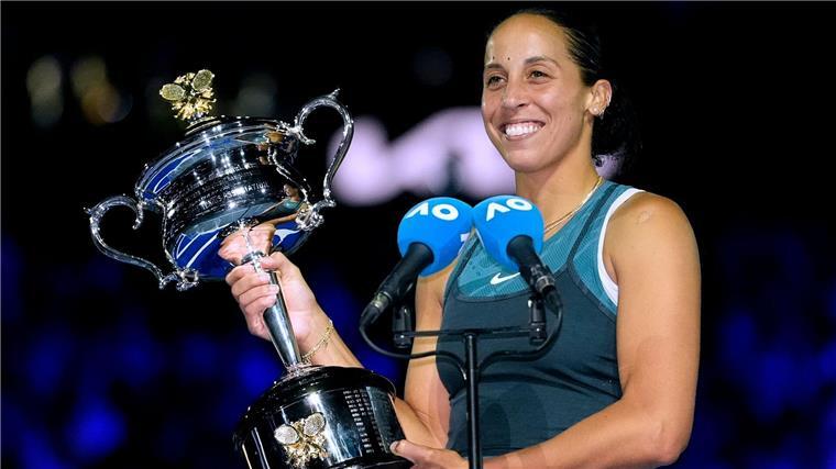 „Bedeutet die Welt“: Keys feiert ersten Grand-Slam-Titel Madison Keys hält stolz die Trophäe für ihren Finalsieg in den Händen