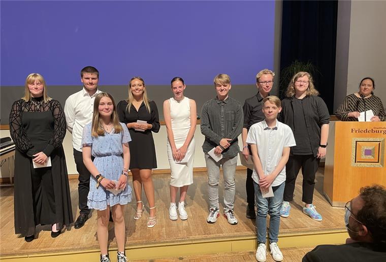 Madlen Sloma (von links), Dario Grimm, Ida Buchholz, Anna Tönjes, Jella Wessels, Tjork Hinrichs, Lukas Kammel, Tjork Netzker und Sandra Eilers wurden von Schulleiterin Tanja Buse mit Geschenken für besondere Leistungen oder besonderes Engagment geehrt.