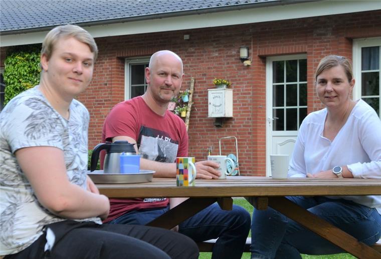 Für Klimaschutz saniert: Auszeichnung für Selsinger Haus Madlen und Thomas Kühl sitzen mit Sohn Louis im Garten vor dem Haus der Familie.