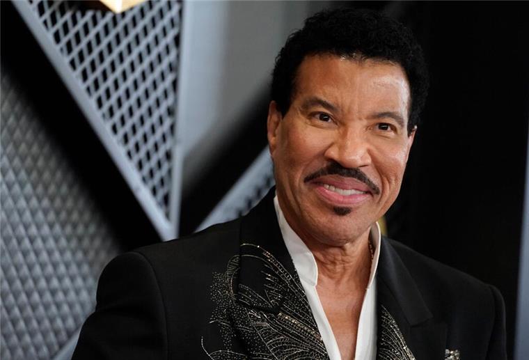 So erklärt Lionel Richie den 80er-Hype „Madonna sah aus wie Madonna. Prince wie Prince. Und Michael Jackson wie Michael Jackson. Sie waren keine Darsteller, sie waren das, was sie waren“, sagt Lionel Richie über die 80er Jahre.