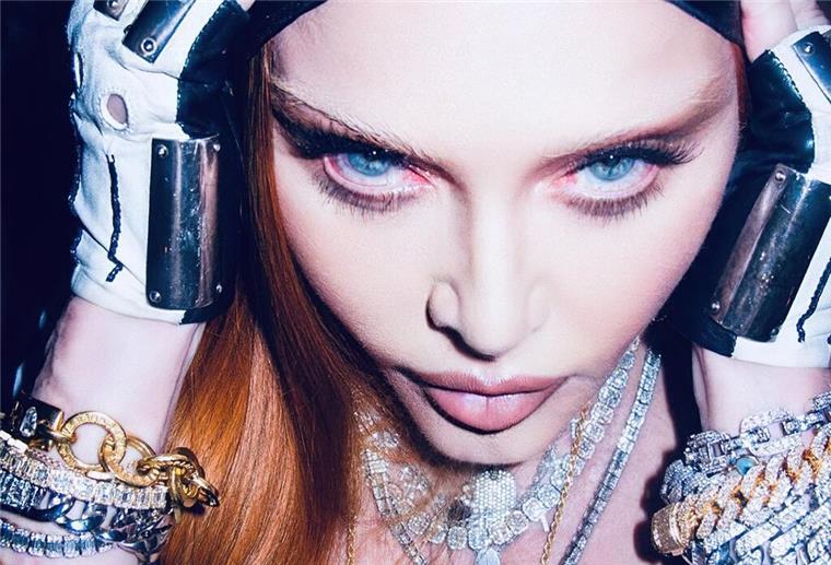 Madonna schaut in die Kamera.