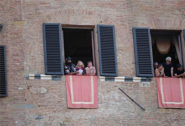 Madonna verfolgte an ihrem 67. Geburtstag das „Palio di Siena“. 