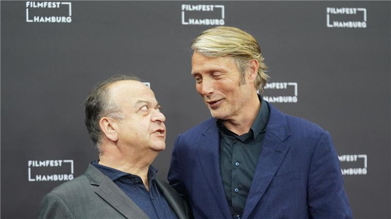 Filmfest Hamburg endet: Besucherrekord - und ein Abschied Mads Mikkelsen (r) und Festivalleiter Albert Wiederspiel auf dem roten Teppich.