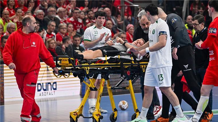 Nach Kollaps: Handball-Schiedsrichter auf Weg der Besserung Madsen wird nach seinem Zusammenbruch aus der Halle gebracht.
