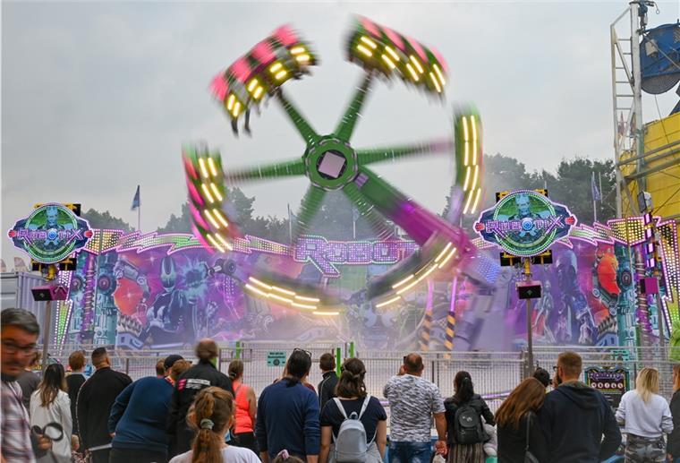 Gut 40.000 Besucher beim Bremerhavener Sommerpark Mächtig durchgewirbelt wurden die Besucher im „Robotix“. Foto: Scheschonka