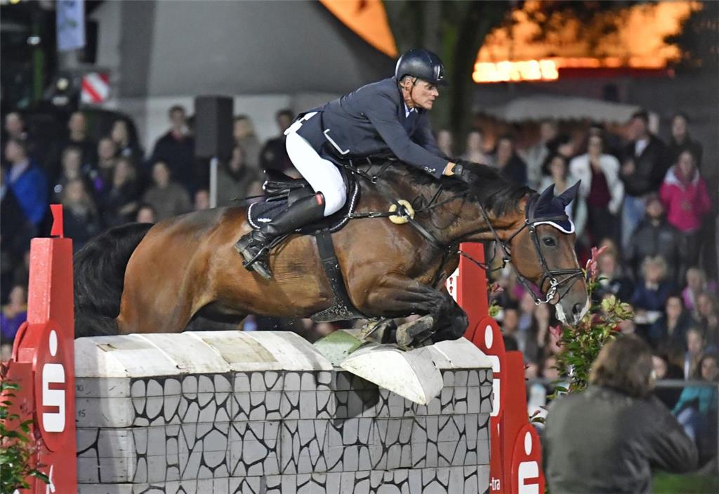 Mächtigkeitsspringen unter Flutlicht: Hilmar Meyer hat ein Auto gewonnen. Hier springt er mit Continuo 2. Foto: Scheschonka