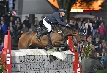 Mächtigkeitsspringen unter Flutlicht: Hilmar Meyer hat ein Auto gewonnen. Hier springt er mit Continuo 2. Foto: Scheschonka