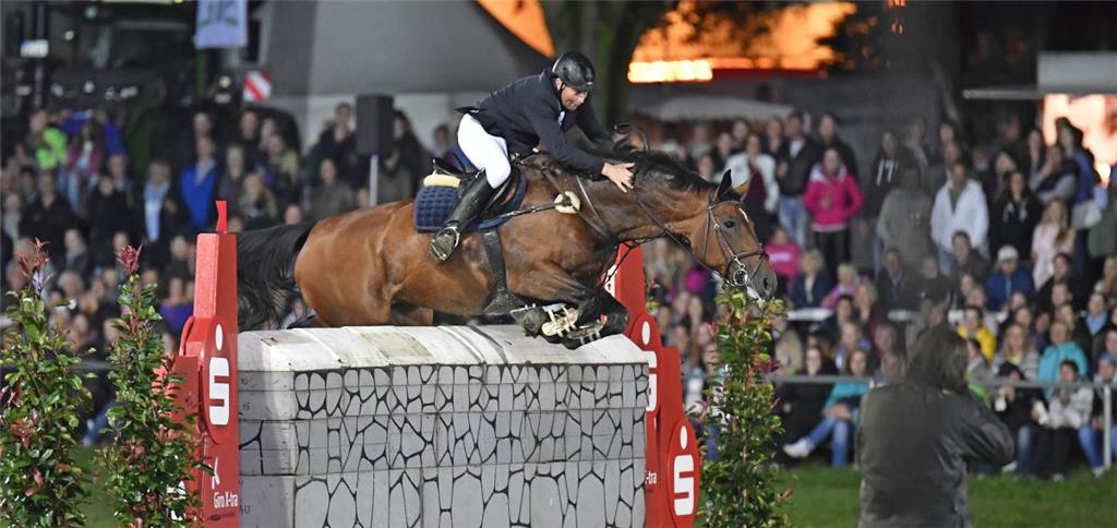 Mächtigkeitsspringen unter Flutlicht: Karl-Friedrich Matthiessen und Zypria M. Foto: Scheschonka