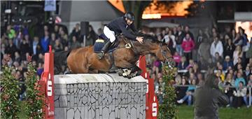 Mächtigkeitsspringen unter Flutlicht: Karl-Friedrich Matthiessen und Zypria M. Foto: Scheschonka
