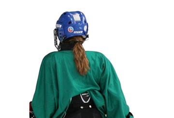 Eishockeyspielerin mit dem Rücken zur Kamera