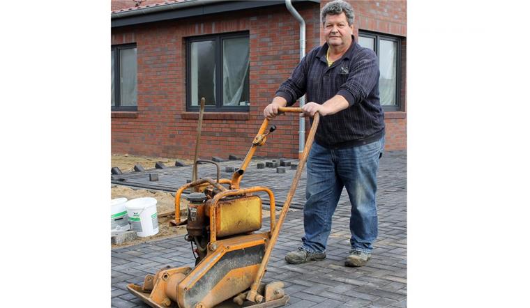Dieser Badenstedter ist für sein Heimatdorf zur Stelle Mädchen für alles: Ewald Bammann kümmert sich hingebungsvoll um den Neubau des Badenstedter Feuerwehrhauses.