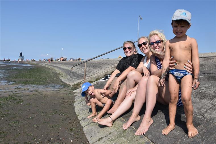 Tipps für den Spontanurlaub an der Nordseeküste Mädelsurlaub ganz spontan: Die Schwestern Maxi (26) und Pia Forth (24) sowie ihre Mutter Anja (49) aus Magdeburg sind schon zum dritten Mal ohne Männer unterwegs. Diesmal an der Wurster Nordseeküste. Maxis Kinder Niklas (5, rechts) und Paul (3, links unten) sind auch dabei.