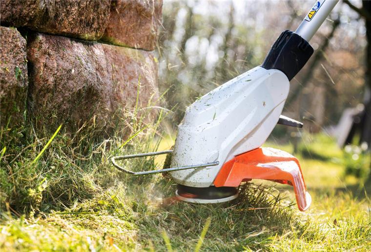 Letztes Mal Rasen mähen vor dem Winter: Das ist der beste Zeitpunkt Eine Person mäht Rasen. Wir erklären, wann man den Rasen letztmalig im Jahr mähen sollte.