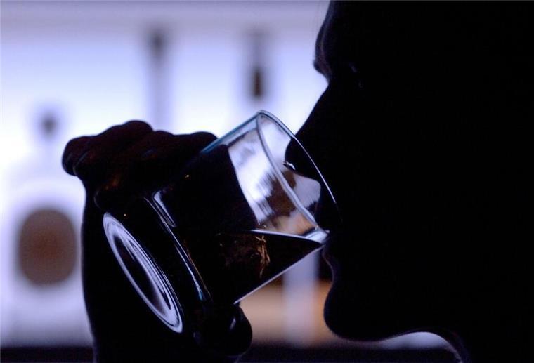 Alkoholsucht in Bremen: Überdurchschnittlich viele Betroffene in Bar-Besucher genießt in einer Szene-Bar in Frankfurt am Main ein Glas Whiskey mit Eis.