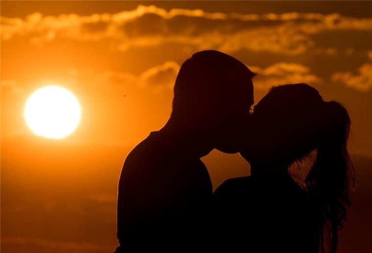 ARCHIV - Urlaubsflirt: Bei nur 16 Prozent der Befragten hat sich daraus auch eine langfristige, ernsthafte Beziehung ergeben. (zu dpa: «Jeder Vierte hat sich auf Reisen schon verliebt») Foto: Monika Skolimowska/dpa/dpa-tmn - Honorarfrei nur für Bezieher des dpa-Themendienstes +++ dpa-Themendienst +++