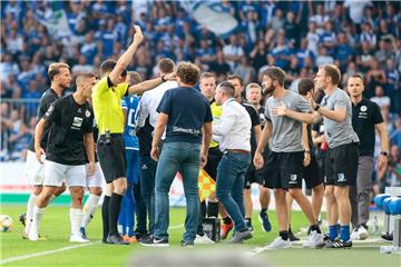 Magdeburgs Co-Trainer Silvio Bankert (rechts, mit den blauen Socken) bekam eine der neuen Regeln als Erster zu spüren. Er bekam im Drittligaspiel gegen Eintracht Braunschweig von Schiedsrichter Felix Zwayer die Rote Karte gezeigt. Das war bisher nicht möglich. 