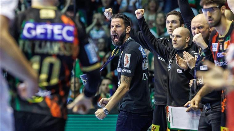 SC Magdeburg rettet Unentschieden: 26:26 gegen Veszprém Magdeburgs Trainer Bennet Wiegert (M) gewohnt emotional an der Seitenlinie