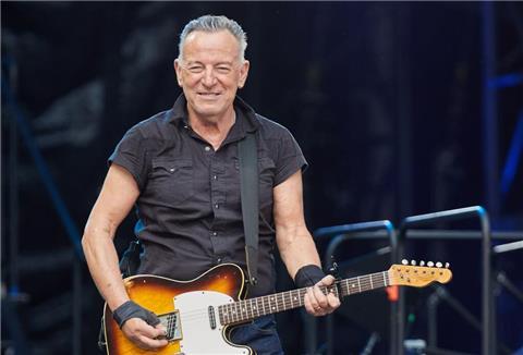 Magenprobleme setzen Bruce Springsteen im September außer Gefecht - der Musiker freut sich nach eigener Aussage aber schon auf seine Bühnen-Rückkehr.