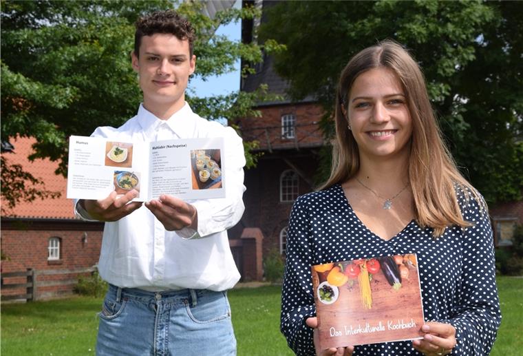 Ein interkulturelles Kochbuch für den guten Zweck Magnus Hutschenreuter und Keany Dase stellen das interkulturelle Kochbuch vor, das sie während ihrer Zeit als FSJler erstellt haben.