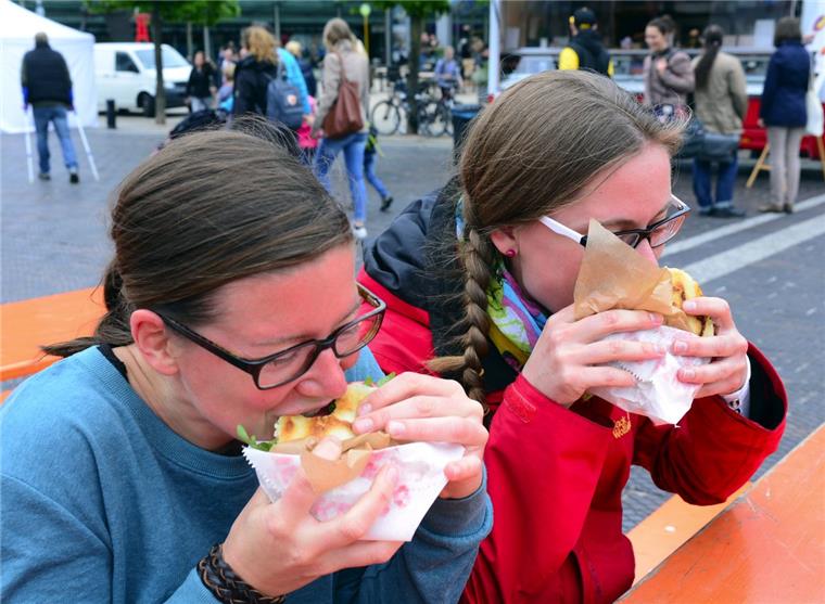 Mahlzeit: Birte Wiest (links) und Jessica von Brocken lassen es sich auf dem Streetfood-Festival schmecken.