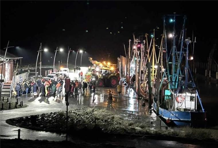 Mahnfeuer der Kutterfischer zieht 400 Menschen zum Dorumer Tief Mahnfeuer am Kutterhafen in Dorum.