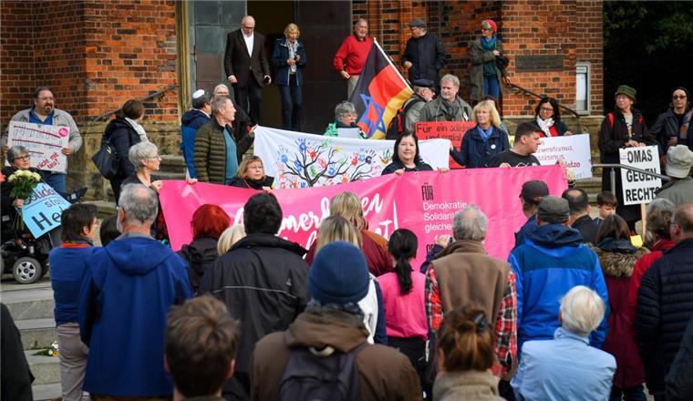 Mahnwache gegen rechtsextremistische Gewalt vor der Großen Kirche. Rund 300 Demonstranten haben daran teilgenommen.