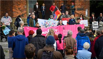 Mahnwache gegen rechtsextremistische Gewalt vor der Großen Kirche. Rund 300 Demonstranten haben daran teilgenommen.