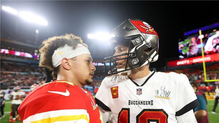 Mahomes schon besser als Brady? Welche Argumente es gibt Mahomes liegt in vielen Kategorien vor Brady - ein direktes Duell in den Playoffs gewinnen konnte er aber nie.