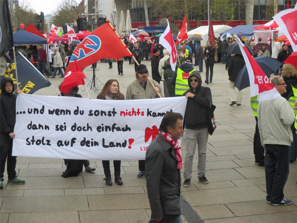 Mai-Kundgebung 2015: Auch die SPD-Jugendorganisation &quot;Die Falken&quot; demo...