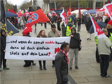 Mai-Kundgebung 2015: Auch die SPD-Jugendorganisation &quot;Die Falken&quot; demo...