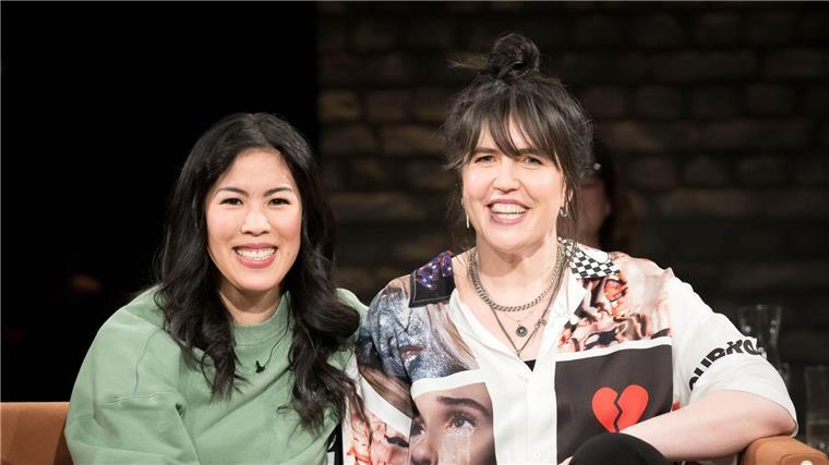 Nguyen-Kim und Meimberg schreiben Kinderbuchreihe Mai Thi Nguyen-Kim (l) und Marie Meimberg bringen die Kinderbuchreihe „BiBiBiber hat da mal ‚ne Frage“ heraus.