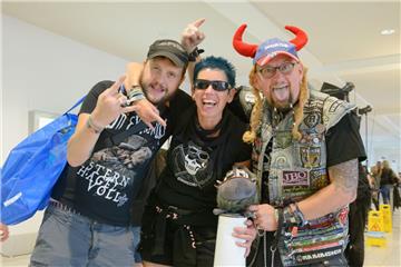 Maik Eckl, Ute Schneider und ihr Mann Axel Schneider alias „Urmel“ (von links) freuen sich auf die Full Metal Cruise auf der „Mein Schiff 3“.