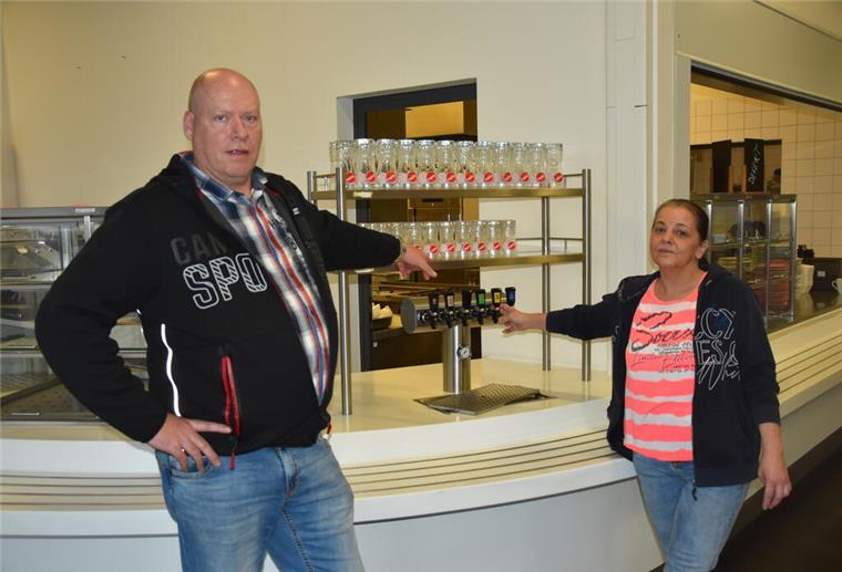 Zeven: „Ostekoch“-Kantine erhält neuen Betreiber und neuen Namen Das Foto zeigt Maik Nitti und seine Partnerin Gudrun Maack.