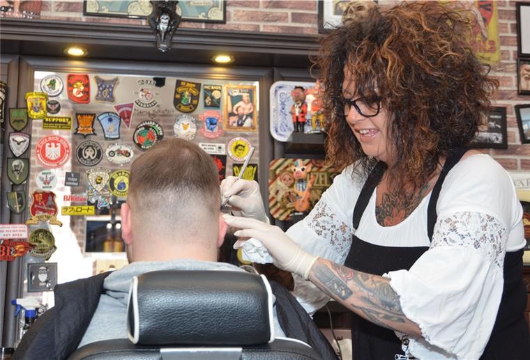 Sonntag bald auch Schuhe besohlen Maike Buschhüter bei der Arbeit. Sie hofft, dass sie noch möglichst lange in ihrem Barbershop für die Kunden da sein kann.