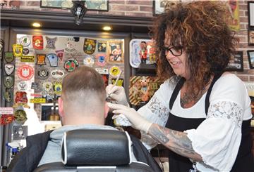 Maike Buschhüter bei der Arbeit. Sie hofft, dass sie noch möglichst lange in ihrem Barbershop für die Kunden da sein kann.