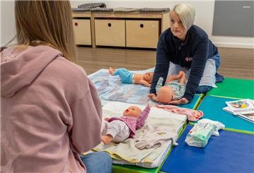 Maike Fegebank (rechts) hat drei Babypuppen gekauft, um angehenden Babysittern zu demonstrieren, wie Säuglinge richtig gewickelt werden.