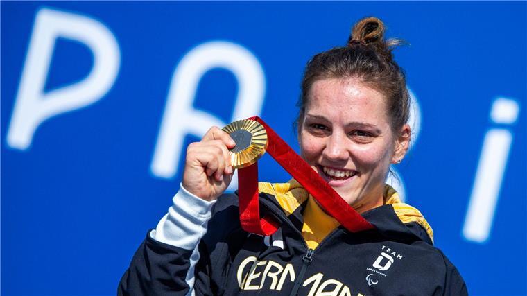 „Alle geweint“: Emotionale Hausberger feiert Gold Maike Hausberger jubelt sich über ihre Goldmedaille im Einzelzeitfahren.