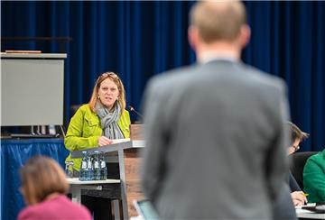 Maike Schaefer (Grüne) bei der Fragestunde der bremischen Bürgerschaft in der Bremerhavener Stadthalle.