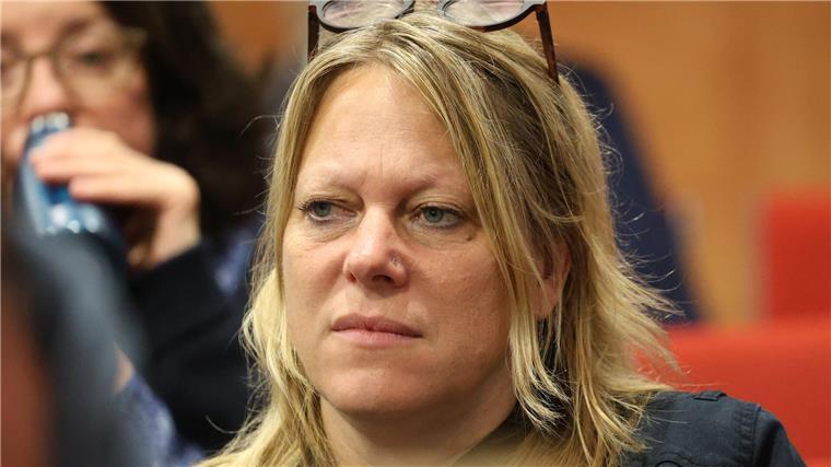 Maike Schaefer (Grüne), ehemalige Verkehrssenatorin in Bremen, sitzt bei der Landesmitgliederversammlung der Bremer Grünen im Publikum.