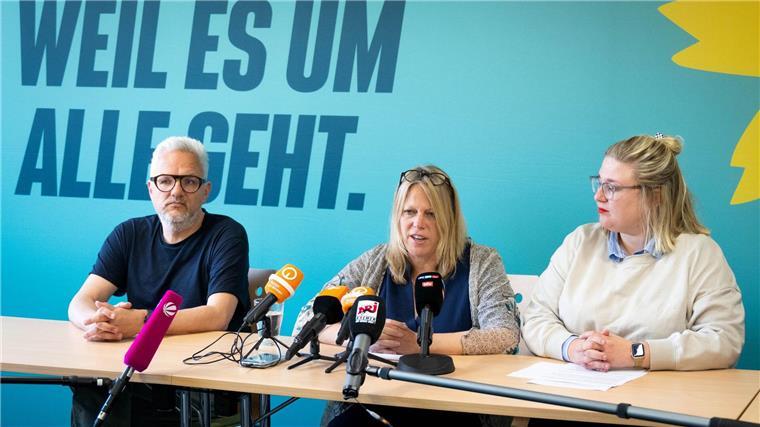 Maike Schaefer (m), Alexandra Werwath (r), und Florian Pfeffer von den Grünen geben eine Pressekonferenz.