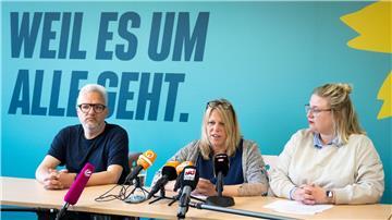 Maike Schaefer (M), Spitzenkandidatin von Bündnis 90/Die Grünen, Alexandra Werwath (r), und Florian Pfeffer, Landesvorstandssprecher, geben eine Pressekonferenz.