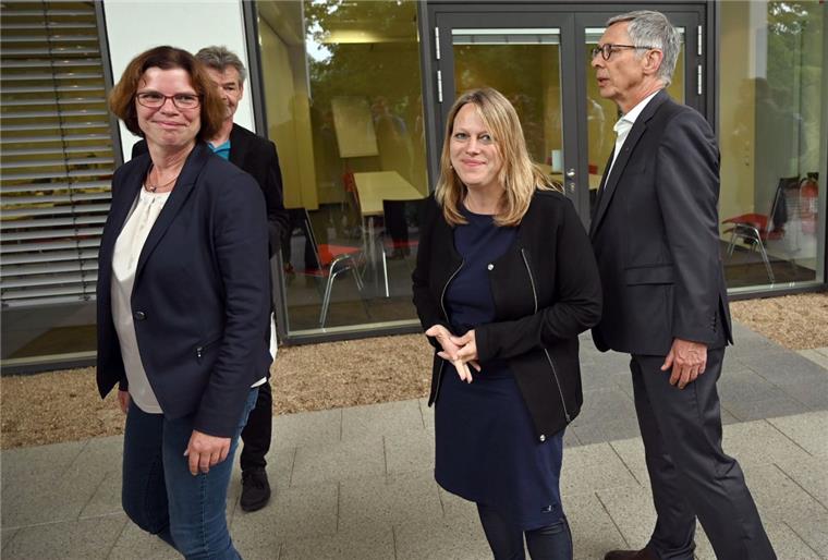 Land Bremen: So lief der Auftakt der rot-grün-roten Verhandlungen Maike Schaefer (mitte), Fraktionsvorsitzende der Grünen in der Bremischen Bürgerschaft, Carsten Sieling (SPD), Bürgermeister in Bremen, und Kristina Vogt, Fraktionsvorsitzende von Die Linke in der Bürgerschaft.