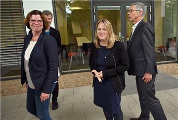 Maike Schaefer (mitte), Fraktionsvorsitzende der Grünen in der Bremischen Bürgerschaft, Carsten Sieling (SPD), Bürgermeister in Bremen, und Kristina Vogt, Fraktionsvorsitzende von Die Linke in der Bürgerschaft.