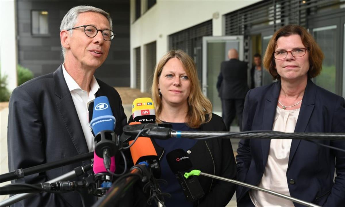 Rot-Grün-Rot in Bremen vor Einigung Maike Schaefer (Mitte), Fraktionsvorsitzende von Bündnis 90/Die Grünen in der Bremischen Bürgerschaft, Carsten Sieling (SPD), Bürgermeister in Bremen, und Kristina Vogt, Fraktionsvorsitzende von Die Linke in der Bürgerschaft, geben nach dem Auftakt der Koalitionsverhandlungen über ein rot-grün-rotes Regierungsbündnis ein gemeinsames Statement ab.