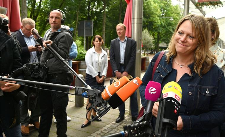 Nach der Bürgerschaftswahl: CDU und FDP kommen Grünen entgegen Maike Schaefer, Spitzenkandidatin der Grünen zur Bürgerschaftswahl im Land Bremen, gibt vor der Parteizentrale der CDU ein Interview.