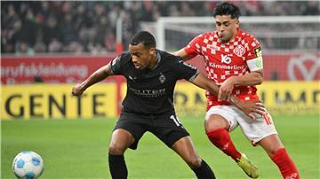 Mainz um Nadiem Amiri (r) belohnte sich gegen Gladbach um Alassane Plea nicht für eine gute erste Hälfte.