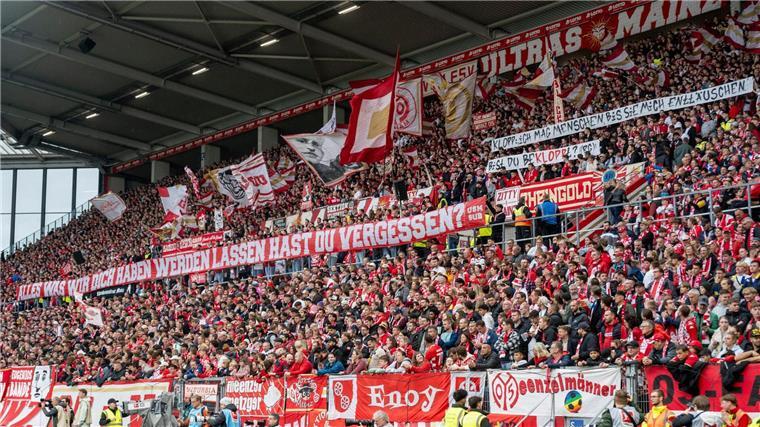 Mainzer Fans protestieren gegen Jürgen Klopps Engagement bei Red Bull.